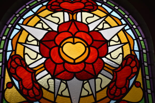 Glasmosaik med Luther-rosen