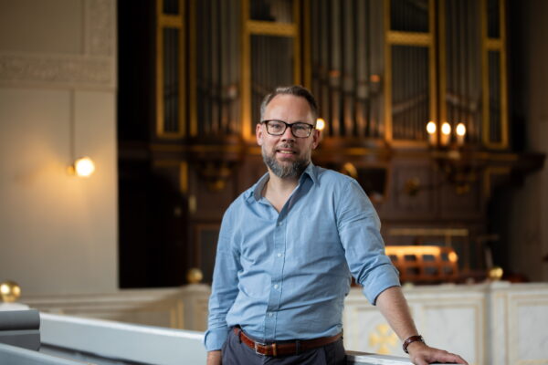 Organist Philip Schmidt-Madsen og orglet i Sct. Matthæus Kirke